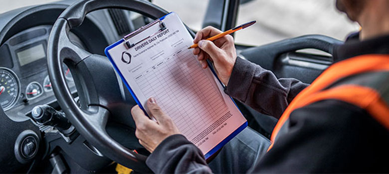 pracovník v reflexnej veste v aute vypĺňajúci formulár vytlačený na mobilnej tlačiarni Brother