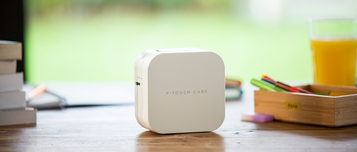 tlačiareň štítkov P-touch CUBE na stole v kuchyni 