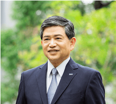 Ichiro Sasaki - Riaditeľ a prezident spoločnosti Brother Industries Ltd Japan - je vyobrazený v obleku a kravate na zelenom environmentálnom pozadí v tomto firemnom portréte