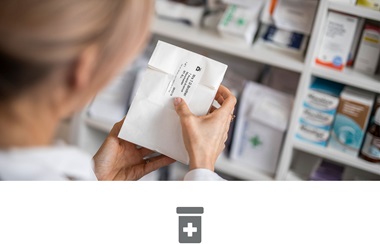 Lekárnička v lekárni označujúca obálku s liekmi, sivá ikona lieku